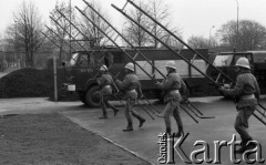 1988, Lublin, Polska
Wyższa Oficerska Szkoła Kwatermistrzowska, żołnierze z drabinami, ćwiczenia z wchodzenia do budynku przez okna.
Fot. Jarosław Tarań, zbiory Ośrodka KARTA [88-49] 
