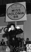 14.02.1988, Warszawa - Ursus, Polska.
Koncert Agnieszki Fatygi podczas wyborów Miss Mazowsza, za artystką logo konkursu Miss Polonia. 
Fot. Jarosław Tarań, zbiory Ośrodka KARTA [88-2] 
