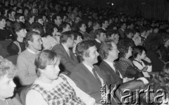 14.02.1988, Warszawa - Ursus, Polska.
Wybory Miss Mazowsza, publiczność.
Fot. Jarosław Tarań, zbiory Ośrodka KARTA [88-4] 
