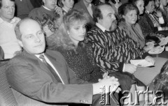 14.02.1988, Warszawa - Ursus, Polska.
Wybory Miss Mazowsza, członkowie jury, druga od lewej siedzi Miss Polonia 1987 Monika Nowosadko, za nią dziennikarz radiowy Adam Halber.
Fot. Jarosław Tarań, zbiory Ośrodka KARTA [88-5] 
