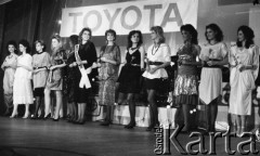 14.02.1988, Warszawa - Ursus, Polska.
Wybory Miss Mazowsza, dziewczyny na scenie, z tyłu wisi logo Toyoty.
Fot. Jarosław Tarań, zbiory Ośrodka KARTA [88-2] 

