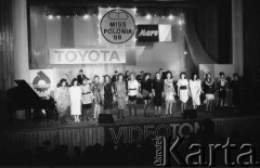14.02.1988, Warszawa - Ursus, Polska.
Wybory Miss Mazowsza, dziewczyny na scenie.
Fot. Jarosław Tarań, zbiory Ośrodka KARTA [88-4] 
