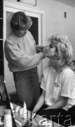 Marzec 1988, Polska
Wybory Miss Polonia, finalistki podczas pierwszego zgrupowania, lekcja makijażu.
Fot. Jarosław Tarań, zbiory Ośrodka KARTA [88-69] 
