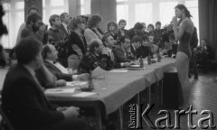 24.01.1988, Warszawa, Polska.
Pierwsze eliminacje do wyborów Miss Polonia, członkowie jury w rozmowie z jedną z kandydatek. 
Fot. Jarosław Tarań, zbiory Ośrodka KARTA [88-7] 
