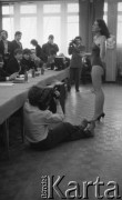 24.01.1988, Warszawa, Polska.
Pierwsze eliminacje do wyborów Miss Polonia, członkowie jury w rozmowie z jedną z kandydatek, na podłodze siedzi mężczyzna z kamerą.  
Fot. Jarosław Tarań, zbiory Ośrodka KARTA [88-7] 
