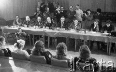 24.01.1988, Warszawa, Polska.
Pierwsze eliminacje do wyborów Miss Polonia, członkowie jury w rozmowie z kandydatkami, drugi od lewej siedzi dziennikarz radiowy Adam Halber.
Fot. Jarosław Tarań, zbiory Ośrodka KARTA [88-9] 
