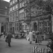 Październik 1988, Brema, Republika Federalna Niemiec (RFN)
Fragment miasta, kawiarniane stoliki na jednej z ulic.
Fot. Jarosław Tarań, zbiory Ośrodka KARTA [88-90] 
