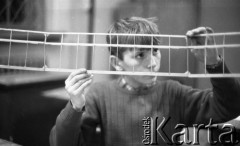 Jesień 1989, Żyrardów, woj. Skierniewice, Polska
Pracownie plastyczne w Żyrardowskim Domu Kultury, chłopiec sklejający model samolotu na zajęciach w pracowni modelarskiej.
Fot. Jarosław Tarań, zbiory Ośrodka KARTA [89-81] 
