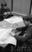 Jesień 1989, Żyrardów, woj. Skierniewice, Polska
Pracownie plastyczne w Żyrardowskim Domu Kultury, chłopcy sklejający modele samolotu na zajęciach w pracowni modelarskiej.
Fot. Jarosław Tarań, zbiory Ośrodka KARTA [89-81] 
