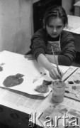 Jesień 1989, Żyrardów, woj. Skierniewice, Polska
Pracownie plastyczne w Żyrardowskim Domu Kultury, dziewczynka podczas zajęć z malarstwa.
Fot. Jarosław Tarań, zbiory Ośrodka KARTA [89-81] 
