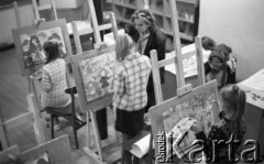 Jesień 1989, Żyrardów, woj. Skierniewice, Polska
Pracownie plastyczne w Żyrardowskim Domu Kultury, dzieci podczas zajęć z malarstwa.
Fot. Jarosław Tarań, zbiory Ośrodka KARTA [89-81] 

