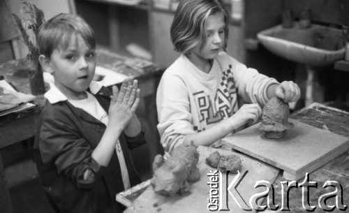 Jesień 1989, Żyrardów, woj. Skierniewice, Polska
Pracownie plastyczne w Żyrardowskim Domu Kultury, dzieci lepiące zwierzaki z gliny.
Fot. Jarosław Tarań, zbiory Ośrodka KARTA [89-81] 
