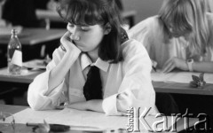 12.05.1989, Warszawa, Polska.
Matura w XL Liceum Ogólnokształcącym.
Fot. Jarosław Tarań, zbiory Ośrodka KARTA [89-44] 
