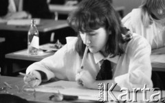 12.05.1989, Warszawa, Polska.
Matura w XL Liceum Ogólnokształcącym.
Fot. Jarosław Tarań, zbiory Ośrodka KARTA [89-44] 
