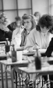 12.05.1989, Warszawa, Polska.
Matura w XL Liceum Ogólnokształcącym.
Fot. Jarosław Tarań, zbiory Ośrodka KARTA [89-44] 
