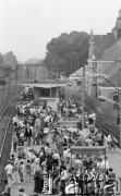 Sierpień 1989, Żyrardów, woj. Skierniewice, Polska
Peron dworca kolejowego, podróżni czekający na pociąg.
Fot. Jarosław Tarań, zbiory Ośrodka KARTA [89-27] 
