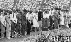 Sierpień 1989, Warszawa, Polska.
Stadion Dziesięciolecia, uczestnicy Międzynarodowy Kongresu Świadków Jehowy podczas modlitwy.
Fot. Jarosław Tarań, zbiory Ośrodka KARTA [89-27] 
