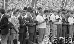 Sierpień 1989, Warszawa, Polska.
Stadion Dziesięciolecia, uczestnicy Międzynarodowego Kongresu Świadków Jehowy podczas modlitwy.
Fot. Jarosław Tarań, zbiory Ośrodka KARTA [89-27] 
