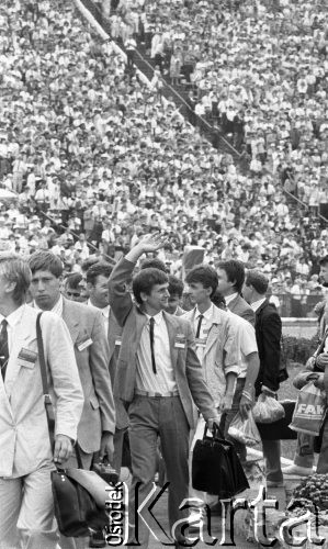 Sierpień 1989, Warszawa, Polska.
Stadion Dziesięciolecia, Międzynarodowy Kongres Świadków Jehowy, na pierwszym planie idą starsi zborów.
Fot. Jarosław Tarań, zbiory Ośrodka KARTA [89-27] 
