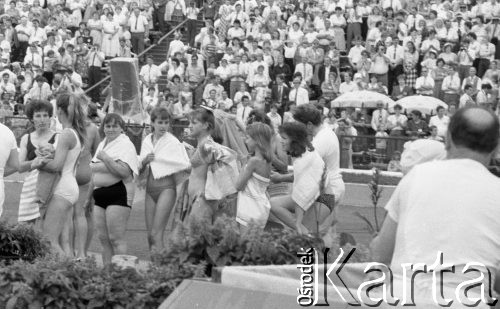 Sierpień 1989, Warszawa, Polska.
Stadion Dziesięciolecia, Międzynarodowy Kongres Świadków Jehowy. Chrzest nowych członków zgromadzenia.
Fot. Jarosław Tarań, zbiory Ośrodka KARTA [89-27] 
