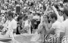 Sierpień 1989, Warszawa, Polska.
Stadion Dziesięciolecia, Międzynarodowy Kongres Świadków Jehowy. Chrzest nowych członków zgromadzenia.
Fot. Jarosław Tarań, zbiory Ośrodka KARTA [89-27] 
