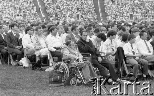 Sierpień 1989, Warszawa, Polska.
Stadion Dziesięciolecia, Międzynarodowy Kongres Świadków Jehowy, w środku dwaj niepełnosprawni mężczyźni na wózkach inawalidzkich.
Fot. Jarosław Tarań, zbiory Ośrodka KARTA [89-27] 
