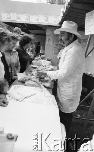31.05.1989, Warszawa, Polska.
Rolnik pan Kiljańczyk sprzedający mięso z własnej hodowli.
Fot. Jarosław Tarań, zbiory Ośrodka KARTA [89-13] 

