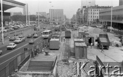 Lipiec 1989, Warszawa, Polska.
Przebudowa Alej Jerozolimskich, budowa torowiska tramwajowego, z lewej Dworzec Centralny.
Fot. Jarosław Tarań, zbiory Ośrodka KARTA [89-23] 
