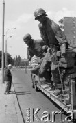 Lipiec 1989, Warszawa, Polska.
Budowa Pomnika Powstania Warszawskiego, ciężarówka wioząca na platformie rzeźby będące elementami pomnika.  
Fot. Jarosław Tarań, zbiory Ośrodka KARTA [89-24] 
