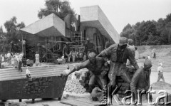 Lipiec 1989, Warszawa, Polska.
Budowa Pomnika Powstania Warszawskiego.
Fot. Jarosław Tarań, zbiory Ośrodka KARTA [89-24] 
