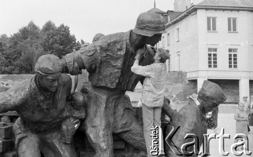 Lipiec 1989, Warszawa, Polska.
Budowa Pomnika Powstania Warszawskiego, montaż elementów. 
Fot. Jarosław Tarań, zbiory Ośrodka KARTA [89-24] 
