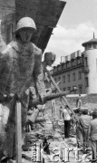 Lipiec 1989, Warszawa, Polska.
Budowa Pomnika Powstania Warszawskiego, montaż elementów. 
Fot. Jarosław Tarań, zbiory Ośrodka KARTA [89-24] 
