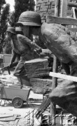 Lipiec 1989, Warszawa, Polska.
Budowa Pomnika Powstania Warszawskiego, montaż elementów.
Fot. Jarosław Tarań, zbiory Ośrodka KARTA [89-24] 
