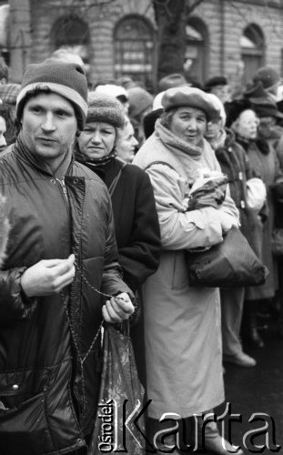 6.02.1989, Warszawa, Polska.
Tłum zgromadzony przed bramą Pałacu Namiestnikowskiego, siedzibą Urzędu Rady Ministrów, podczas obrad Okrągłego Stołu; z lewej stoi mężczyzna z różańcem.
Fot. Jarosław Tarań, zbiory Ośrodka KARTA [89-25] 
