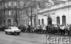 6.02.1989, Warszawa, Polska.
Pałac Namiestnikowski przy Krakowskim Przedmieściu, siedziba Urzędu Rady Ministrów, tłum zgromadzony przed bramą podczas obrad Okrągłego Stołu.
Fot. Jarosław Tarań, zbiory Ośrodka KARTA [89-25] 
