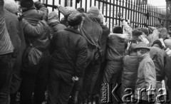 6.02.1989, Warszawa, Polska.
Pałac Namiestnikowski przy Krakowskim Przedmieściu, siedziba Urzędu Rady Ministrów, tłum zgromadzony przed bramą podczas obrad Okrągłego Stołu.
Fot. Jarosław Tarań, zbiory Ośrodka KARTA [89-25] 
