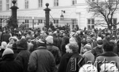 6.02.1989, Warszawa, Polska.
Pałac Namiestnikowski przy Krakowskim Przedmieściu, siedziba Urzędu Rady Ministrów, tłum zgromadzony przed bramą podczas obrad Okrągłego Stołu.
Fot. Jarosław Tarań, zbiory Ośrodka KARTA [89-25] 
