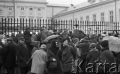 6.02.1989, Warszawa, Polska.
Pałac Namiestnikowski przy Krakowskim Przedmieściu, siedziba Urzędu Rady Ministrów, tłum zgromadzony przed bramą podczas obrad Okrągłego Stołu.
Fot. Jarosław Tarań, zbiory Ośrodka KARTA [89-25] 
