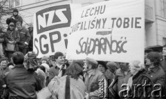 6.02.1989, Warszawa, Polska.
Pałac Namiestnikowski przy Krakowskim Przedmieściu, siedziba Urzędu Rady Ministrów, tłum zgromadzony przed bramą podczas obrad Okrągłego Stołu. Transparenty: 