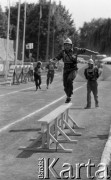 Sierpień 1989, Warszawa, Polska.
Stadion Gwardii, zawody w sportach pożarniczych, bieg po kładce.
Fot. Jarosław Tarań, zbiory Ośrodka KARTA [89-21] 
