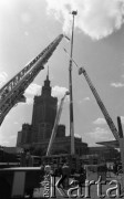 Sierpień 1989, Warszawa, Polska.
Plac Defilad, wystawa sprzętu pożarniczego, rozłożone drabiny strażackie i Pałac Kultury i Nauki.
Fot. Jarosław Tarań, zbiory Ośrodka KARTA [89-33] 
