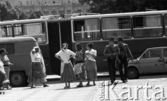 Sierpień 1989, Warszawa, Polska.
Cyganki i milicjanci na parkingu przed Pałacem Kultury i Nauki
Fot. Jarosław Tarań, zbiory Ośrodka KARTA [89-33] 
