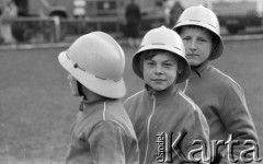 16.09.1989, Żyrardów, woj. Skierniewice, Polska
I Wojewódzkie Zawody Młodzieżowe w Sporcie Pożarniczym, młodzi zawodnicy w kaskach ochronnych.
Fot. Jarosław Tarań, zbiory Ośrodka KARTA [89-84] 
