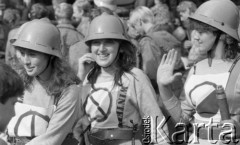 16.09.1989, Żyrardów, woj. Skierniewice, Polska
I Wojewódzkie Zawody Młodzieżowe w Sporcie Pożarniczym, zawodniczki w kaskach ochronnych.
Fot. Jarosław Tarań, zbiory Ośrodka KARTA [89-84] 
