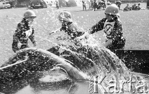 16.09.1989, Żyrardów, woj. Skierniewice, Polska
I Wojewódzkie Zawody Młodzieżowe w Sporcie Pożarniczym, zawodniczki wkładające węża motopompy do zbiornika z wodą.
Fot. Jarosław Tarań, zbiory Ośrodka KARTA [89-91] 
