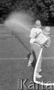 16.09.1989, Żyrardów, woj. Skierniewice, Polska
I Wojewódzkie Zawody Młodzieżowe w Sporcie Pożarniczym, zawodniczki lejące wodę do celu.
Fot. Jarosław Tarań, zbiory Ośrodka KARTA [89-91] 
