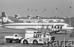 24.04.1989, Warszawa - Okęcie, Polska.
Boeing 767 Polskich Linii Lotniczych LOT na lotnisku Okęcie.
Fot. Jarosław Tarań, zbiory Ośrodka KARTA [89-64] 
