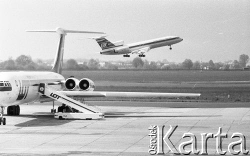 24.04.1989, Warszawa - Okęcie, Polska.
Boeing 767 Polskich Linii Lotniczych LOT na lotnisku Okęcie, w tle startujący samolot.
Fot. Jarosław Tarań, zbiory Ośrodka KARTA [89-64] 
