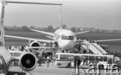 24.04.1989, Warszawa - Okęcie, Polska.
Boeing 767 Polskich Linii Lotniczych LOT na lotnisku Okęcie.
Fot. Jarosław Tarań, zbiory Ośrodka KARTA [89-64] 
