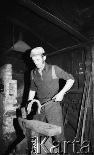 Wrzesień 1989, Korytów k/Żyrardowa, woj. Skierniewice, Polska
Kuźnia w Korytowie, kowal kujący podkowę.
Fot. Jarosław Tarań, zbiory Ośrodka KARTA [89-87]